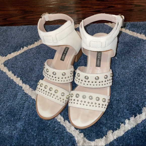 Barely worn Nine West pearl studded sandals - Picture 4 of 6